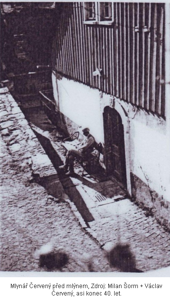 Mlyn�� �erven� p�ed ml�nem, Zdroj: Milan �orm + V�clav �erven�, asi konec 40. let.