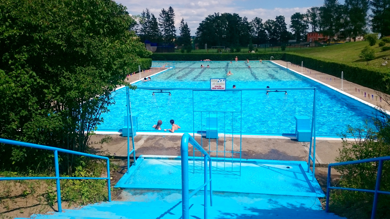 Pohled na baz�n - sk�kac� m�stky v hlub�� ��sti baz�nu