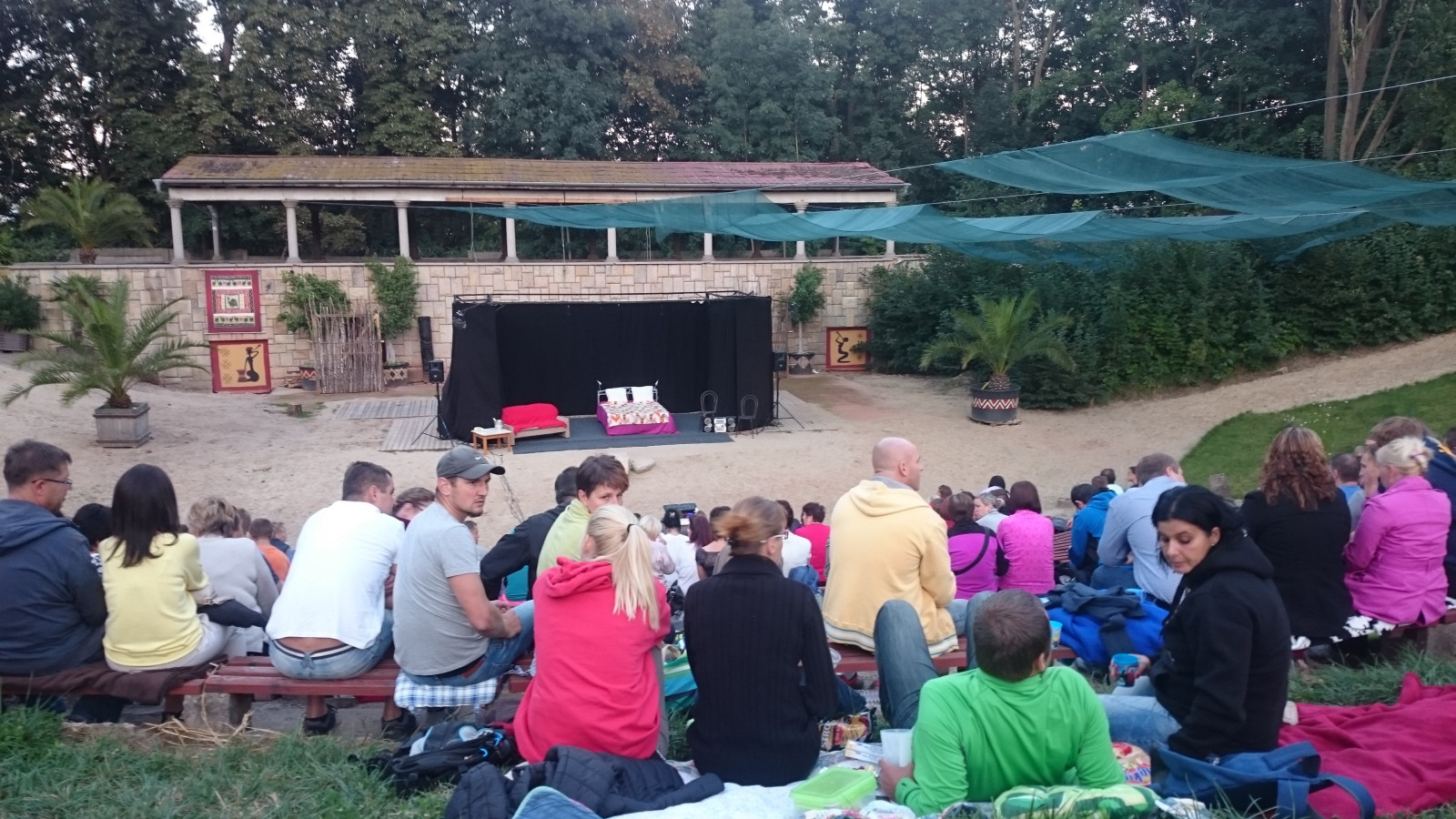 Amfite�tr v kr�lov�dvorsk� zoo je p�ipraveno na ve�ern� divadeln� p�edstaven�