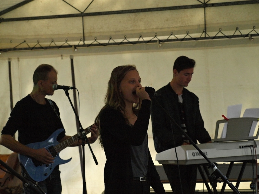 Skupina Elbereth z m�stn� ZU� mile p�ekvapila.