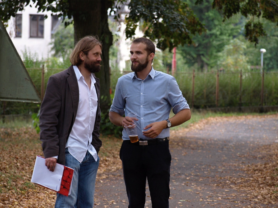 Zde si vypr�v�j� �idovsk� anegdoty Filip P�cha a Ota �ern�...