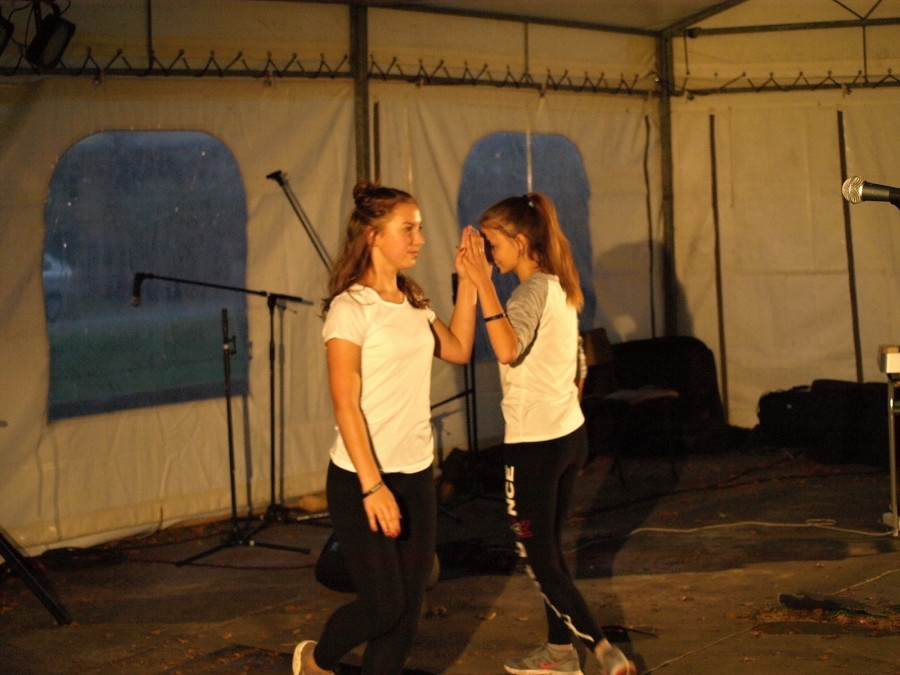 Veru a Maky u�ily p��tomn� �idovsk� tanec, u vytr�en� byly hlavn� d�ti. Zdroj: http://ditajarosova.blog.idnes.cz/blog/blog.aspx?c=556257&x=socialky_facebook_c