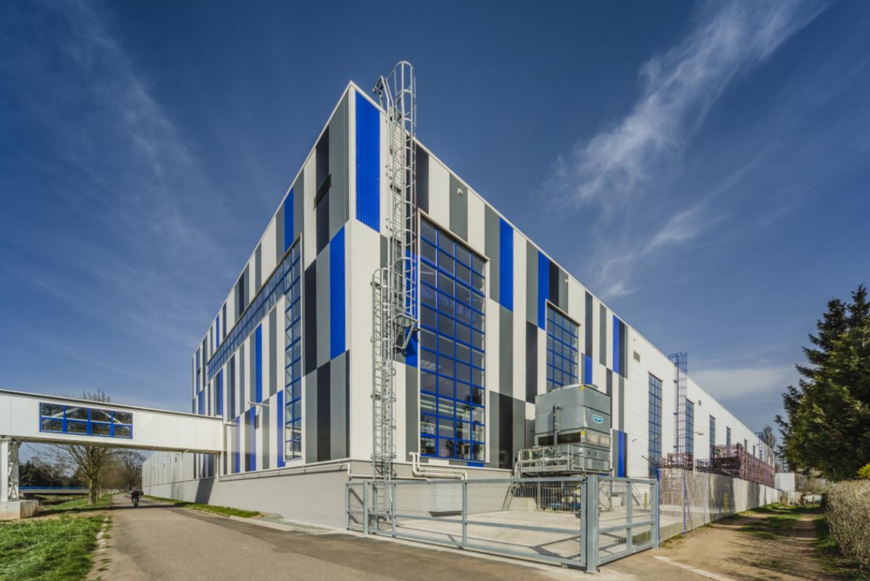 P��stavba lisovny z�vodu Karsit Jarom��