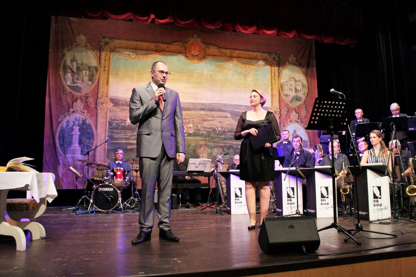 Miroslava Kamen�kov� a starosta Jan Jarol�m