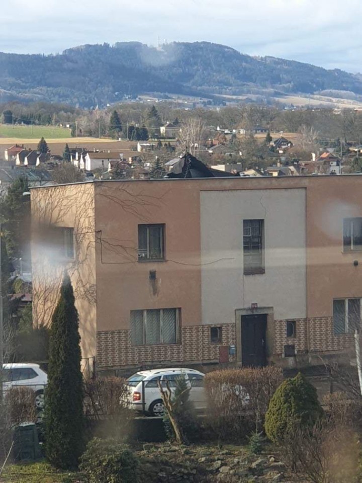 ��st ul�tl� st�echy domu v ulici Jir�skova ve Dvo�e Kr�lov�