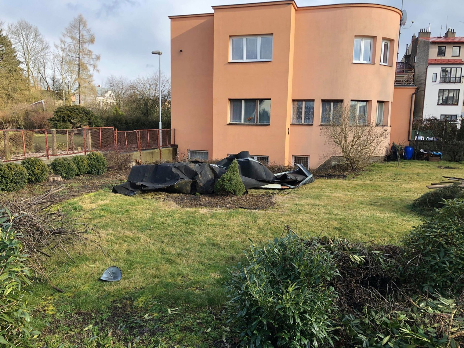 St�echa sousedn�ho domu na zahrad� ve Dvo�e Kr�lov�