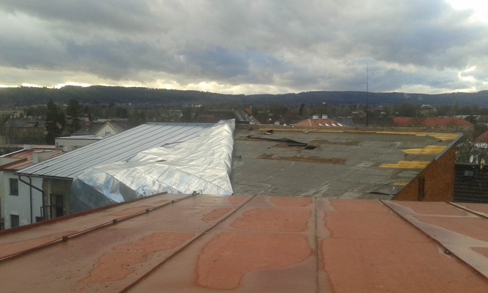 Foto utr�en� plechov� st�echy domu pod Karlovem/Husova ulice.