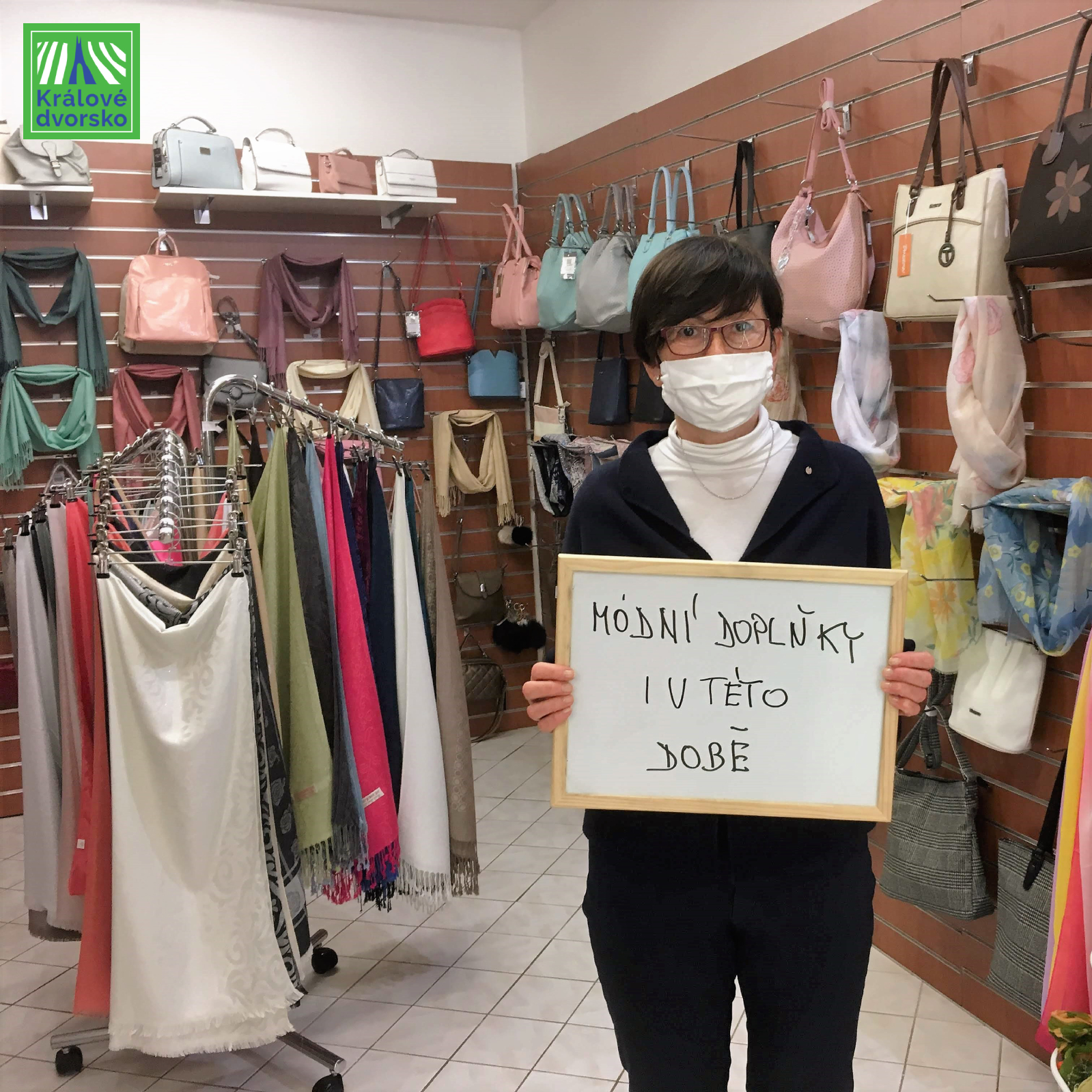 Galanterie a m�dn� dopl�ky v podloub� na n�m�st� TGM