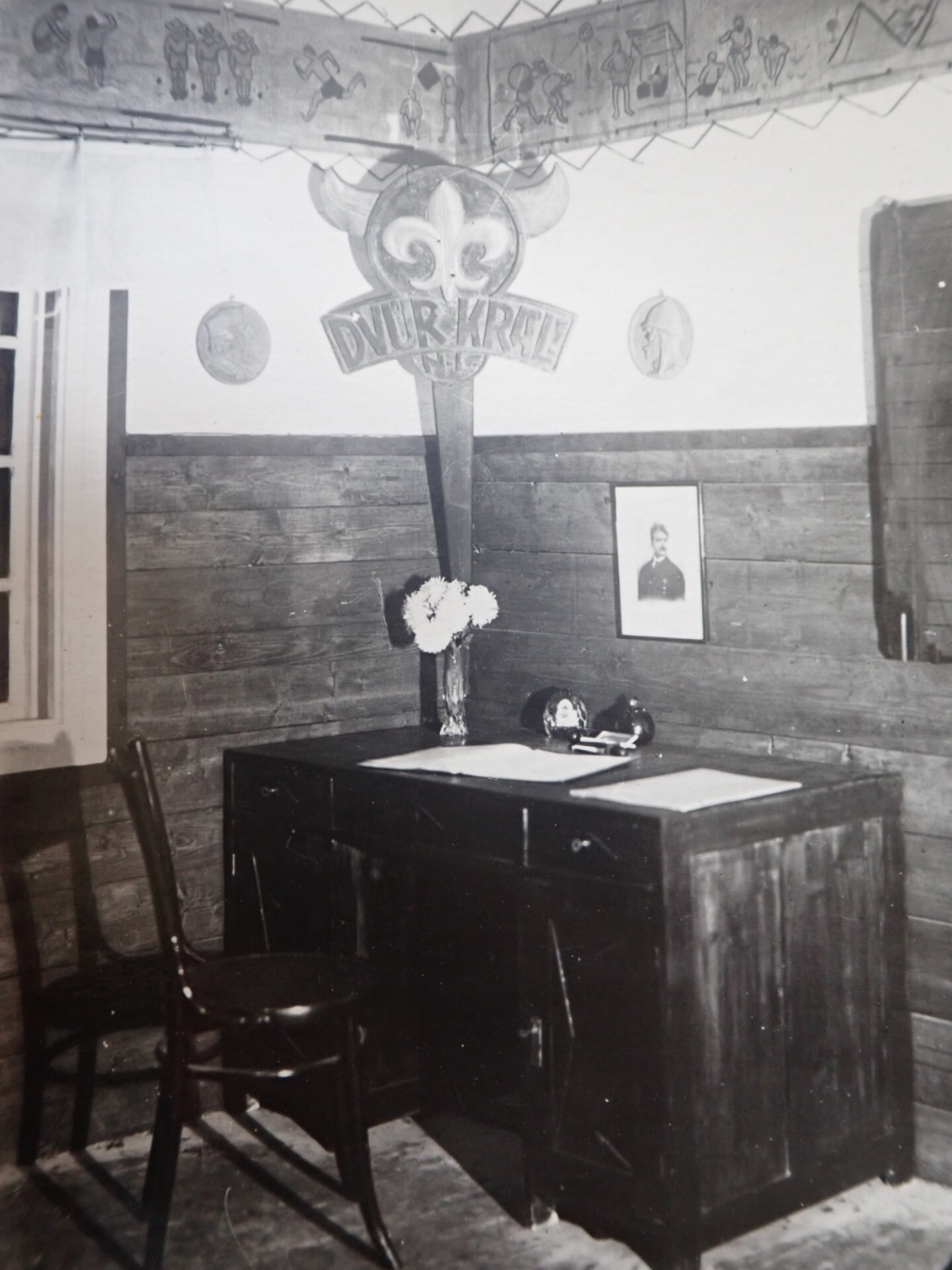 Druh� skautsk� domov vybudovan� v roce 1933, kter� st�l v sousedstv� pivovaru. Fotografie jsou a� z roku 1977, kdy byl tento n� objekt z rozhodnut� M�stsk�ho n�rodn�ho v�boru zbo�en.