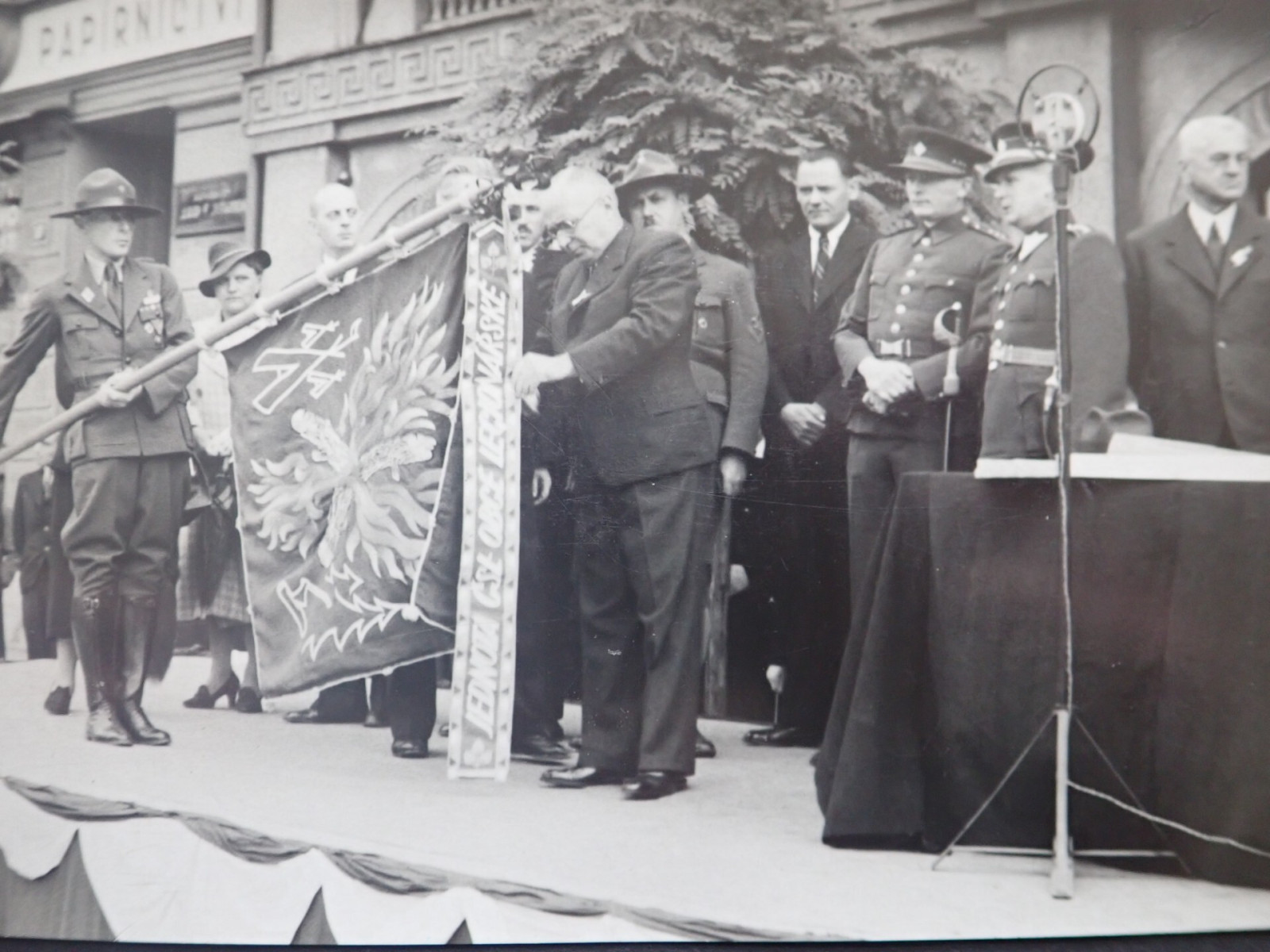 Slavnostn� p�ed�n� stuh ke st�ediskov� vlajce se uskute�nilov p�edv�le�n� dob� na m�stn�m n�m�st� za ��asti starosty J. Biliny, �upn�ho velitele Jun�ka br. A. Neumanna a mnoha dal��ch osobnost�. P�esn� datum kon�n� se nedochoval, n�kdy v druh�...