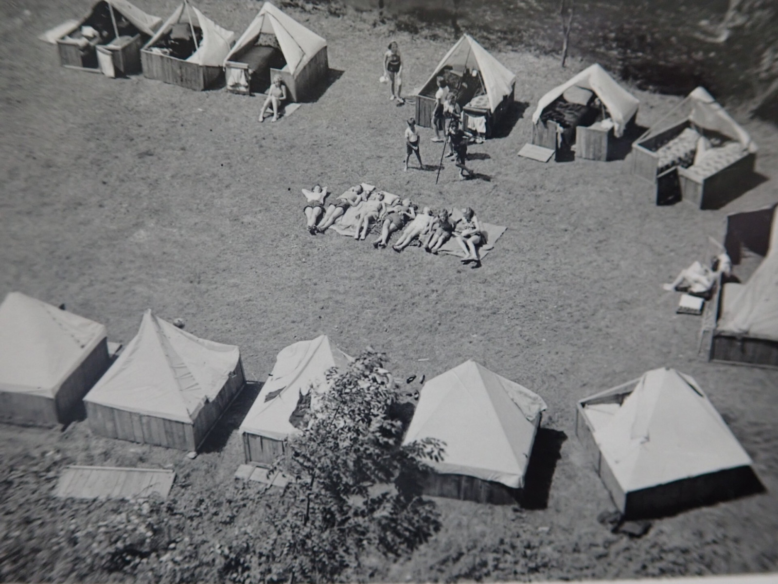 Posledn� p�edv�le�n� t�bor skautek ve Velk�ch Petrovic�ch u Police n. M. Trval pouze t�i dny, nebo� byl zlikvidov�n n�meck�m Gestapem.