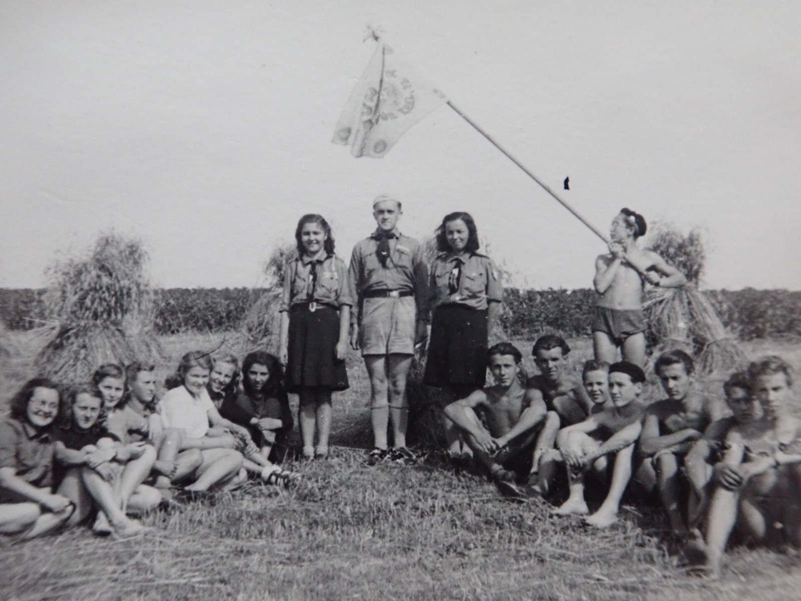 Po skon�en� 2. sv�tov� v�lky � v l�t� 1945 jsme zorganizovali ��nov�� skautsk� t�bor ve Zdo�ov� u Adr�pachu, kde byla po odsunu n�meck�ho obyvatelstva ohro�ena sklize�  na st�tn�m statku. Pouh� dva m�s�ce po obnoven� �innosti jsme byli schopni vyslat...