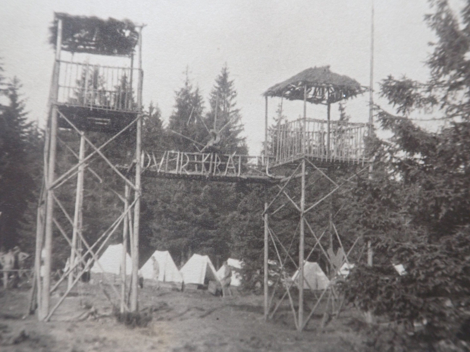 T�bor 2. odd�lu Sou� 1948. N�kter� postavy: V��a, Kosatec, Karoli, Ra�pli�ka, Hab�n, �ajoun, Va�ek.