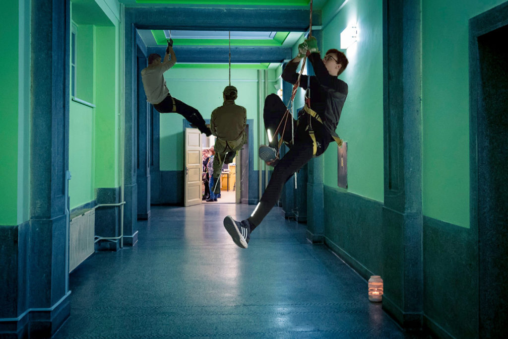 V r�mci �spor ��ci BP� ji� nebudou jezdit do p��rody, ale ve�ker� aktivity budou prob�hat ve �koln� budov�. Jako t�eba zav�en� na lan� na chodb� �koly.