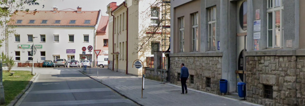 Kv�li pozdn�m p��chod�m do �koly z d�vod� zpo�d�n� autobusu se m�sto rozhodlo postavit autobusovou zast�vku p�ed �kolu.  Autobus by m�l p�ed �kolu p�ijet v 7:50 tak�e by ��ci m�li m�t hodn� �asu dostavit se do sv�ch t��d.