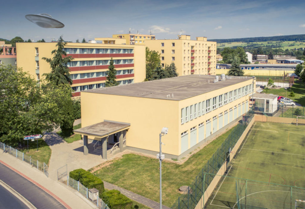 Nad intrem �koly SPO� ve Dvo�e kr�lov� let�lo UFO. Poda�ilo se ho zachytit a tomto sn�mku.