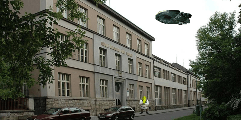 P�ed �koln� budovou byl zachycen Shrek a na obloze l�tala nezn�m� mimozemsk� lod�.